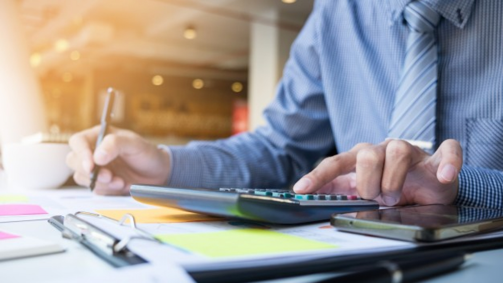 homem-de-financas-empresariais-calculando-numeros-de-orcamento-faturas-e-consultor-financeiro-trabalhando_1423-119