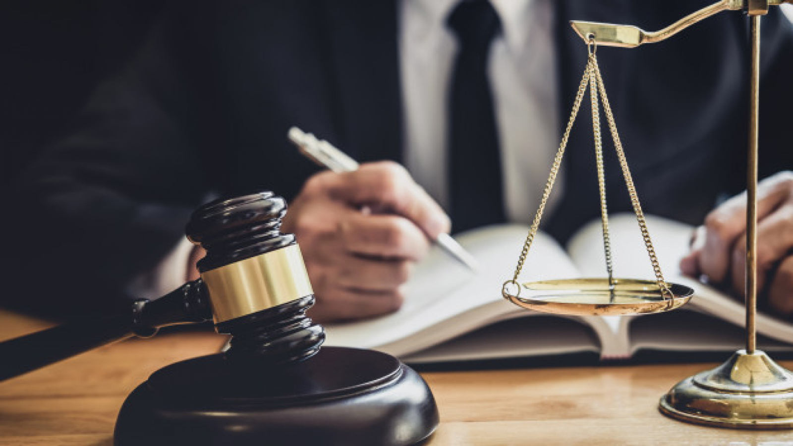 profissional-masculino-advogado-ou-juiz-trabalhando-com-documentos-de-contrato-documentos-e-martelo-e-escalas-de-justica-na-mesa-no-tribunal-lei-e-conceito-de-servicos-juridicos_28283-1373