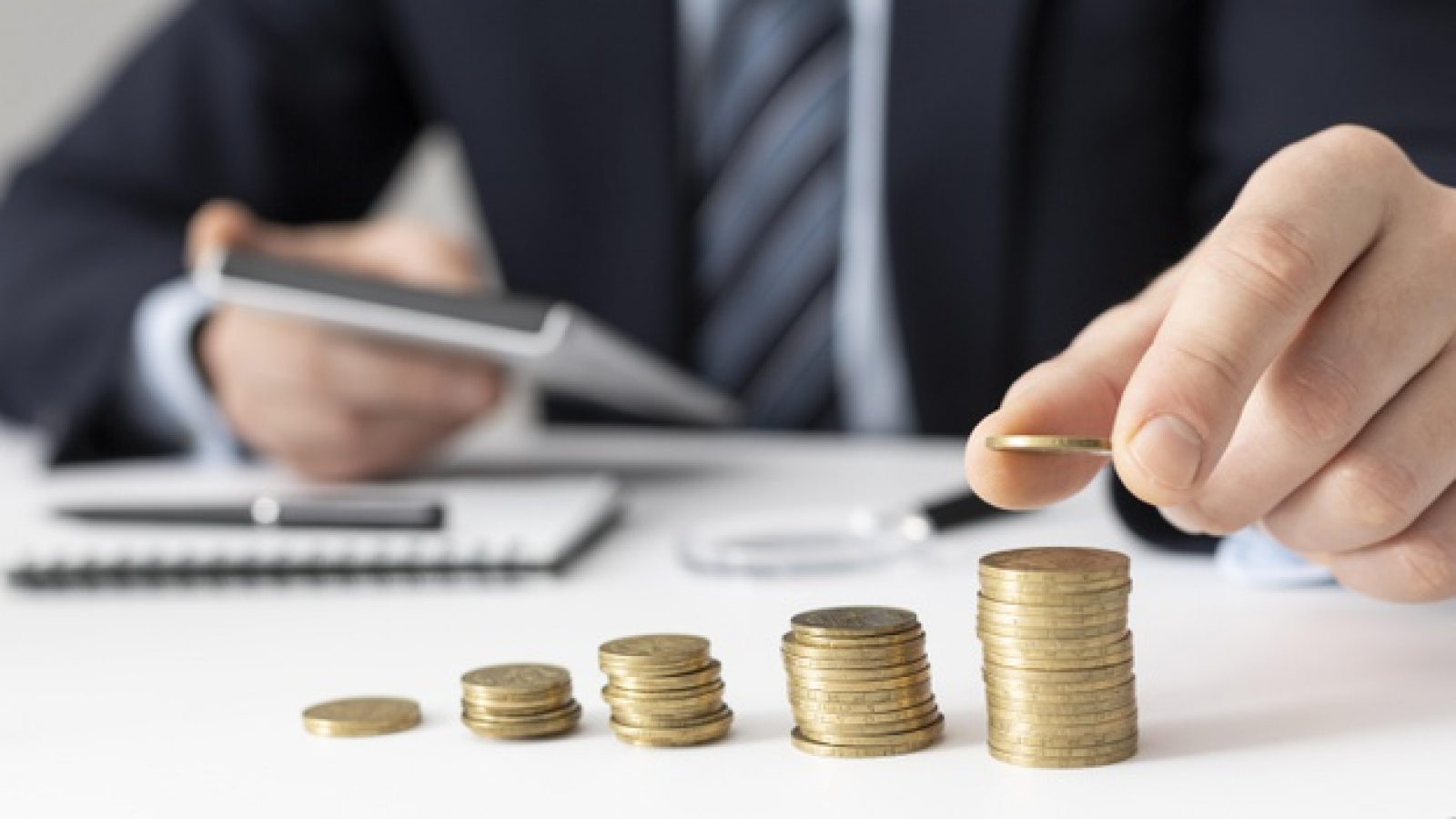 variedade-de-elementos-de-negocios-financeiros-de-vista-frontal_23-2148793759